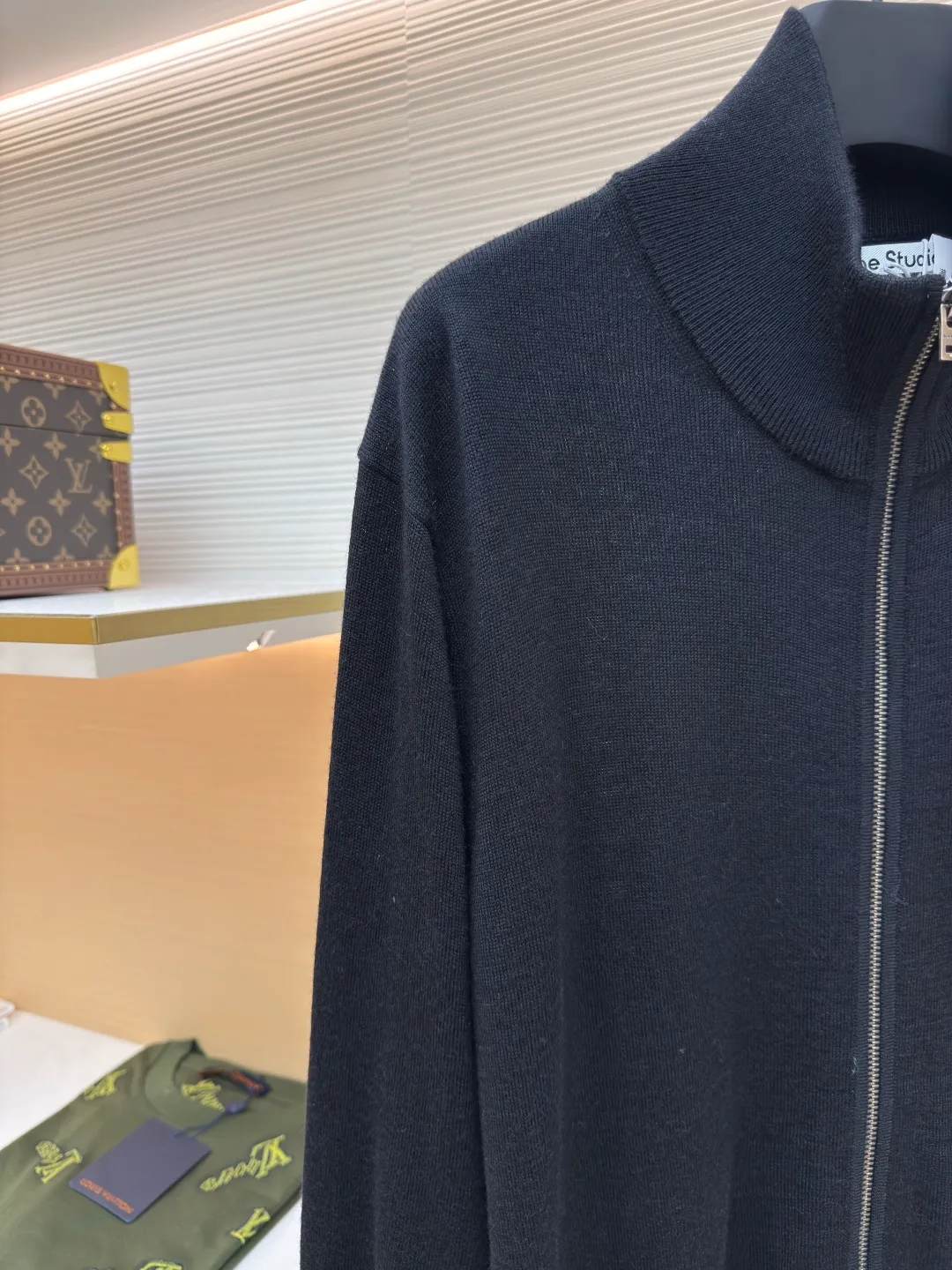 Acne Studios bow wool jacket ●Authentic product: purchased and developed by 2911 ●Item number: 1680686-B15 ●Fabric: wool fabric ●Technology: knitting ●Version: loose fit ●Weight: about 480 grams ●Size: S-M-L ●Description: Interpretation of lazy elegance with premium materials, using 30% Australian merino wool × 70% high-end acrylic, with a delicate soft waxy touch and three-dimensional bone texture. The special line dyeing process is used to customize the black and navy toned yarn. Each strand of yarn is double screened for color purity and flexibility to ensure high-quality color and dense texture. The weaving adopts 90-minute precision flat knitting 3D three-dimensional molding technology. The seamless sleeve connection and every curve are ergonomic. The overall wiring is straight and delicate, the fabric is comfortable and soft, and the color is consistent without color difference. It can be matched with the same style to create a fashionable look and control various occasions. Customized accessories, complete with three standards, same style for men and women!